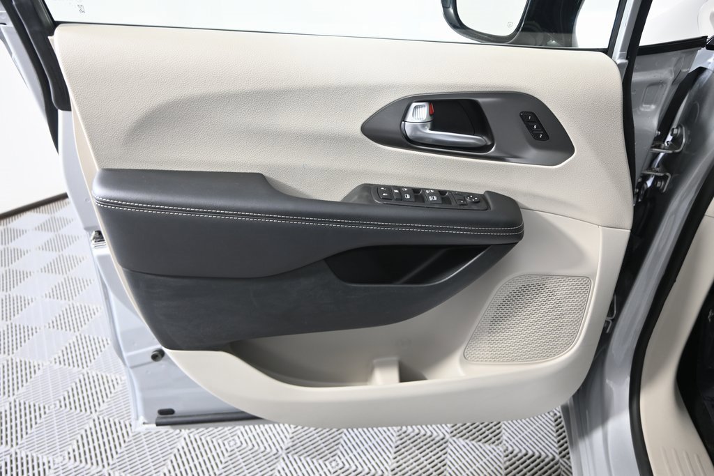 Used 2024 Chrysler Pacifica Touring-L image 20