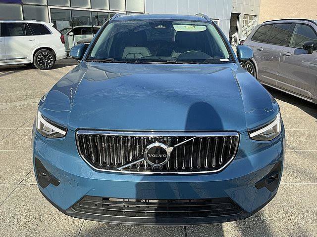 Certified 2025 Volvo XC40 B5 Plus AWD/4WD image 12