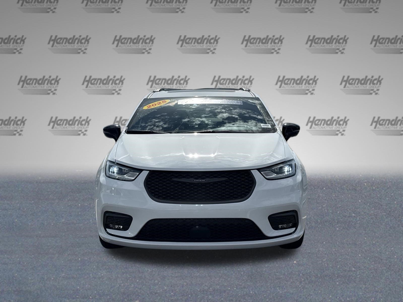 Used 2025 Chrysler Pacifica Limited FWD image 5
