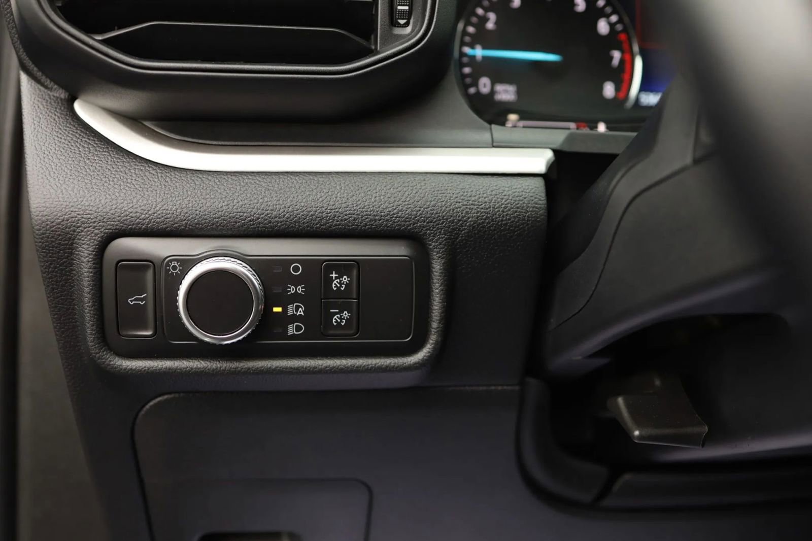 Used 2020 Ford Explorer XLT w/ Comfort Package image 14