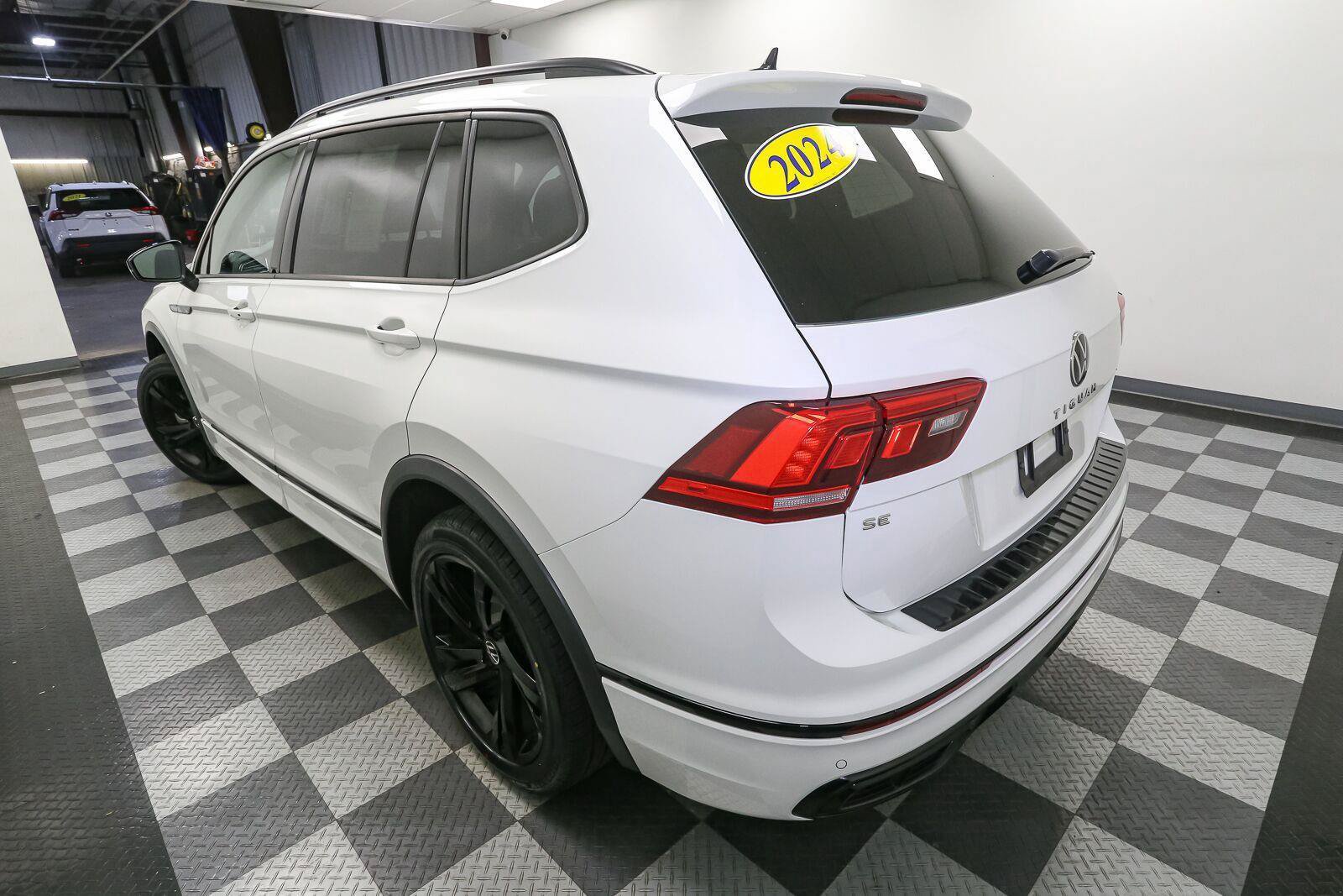 Certified 2024 Volkswagen Tiguan SE R-Line AWD/4WD image 12