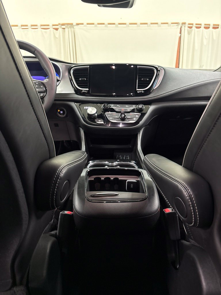 Used 2025 Chrysler Pacifica Limited FWD image 18
