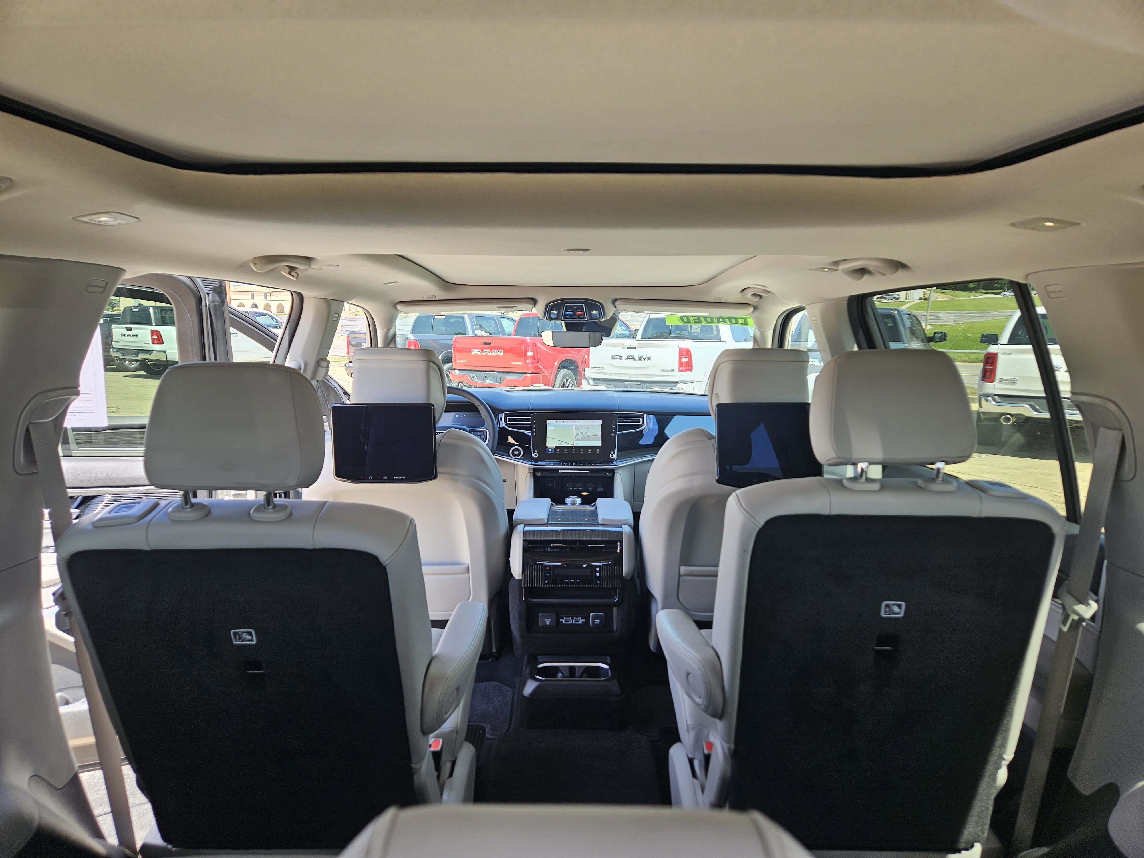 Used 2022 Jeep Wagoneer Series III w/ Premium Group I AWD/4WD image 22