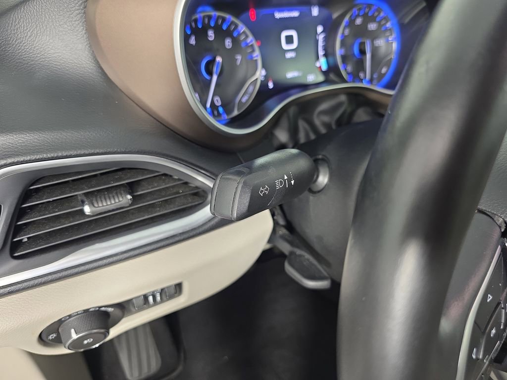 Used 2017 Chrysler Pacifica Touring-L Plus w/ Advanced Safetytec Group image 21