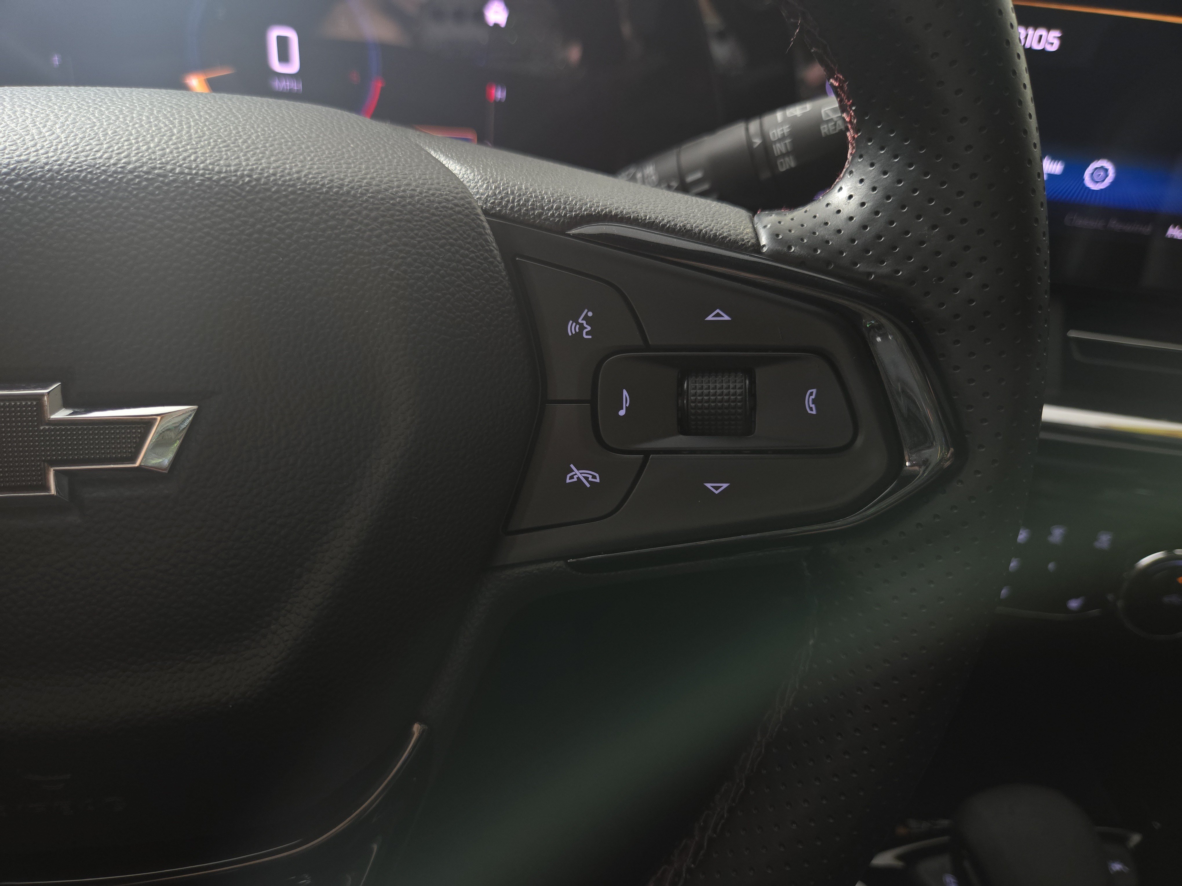 Used 2025 Chevrolet Trax RS w/ Sunroof Package FWD image 17