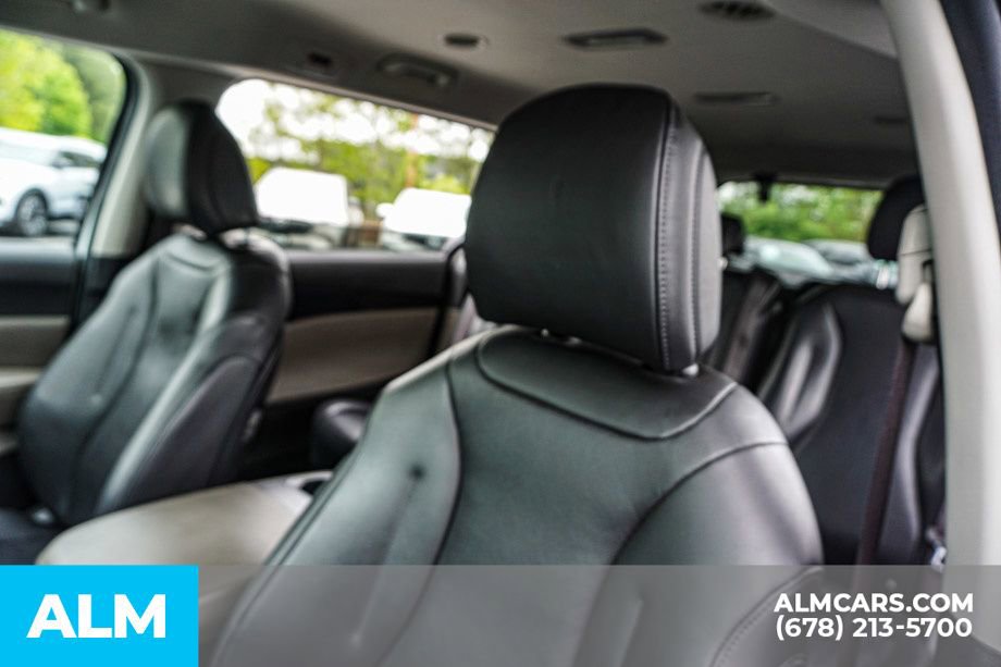 Used 2025 Kia Carnival FWD image 18