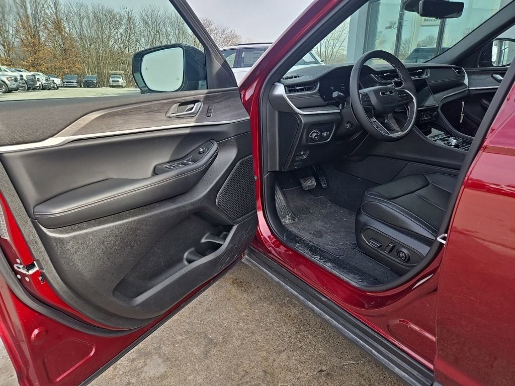 Used 2025 Jeep Grand Cherokee L Limited w/ Luxury Tech Group II image 24