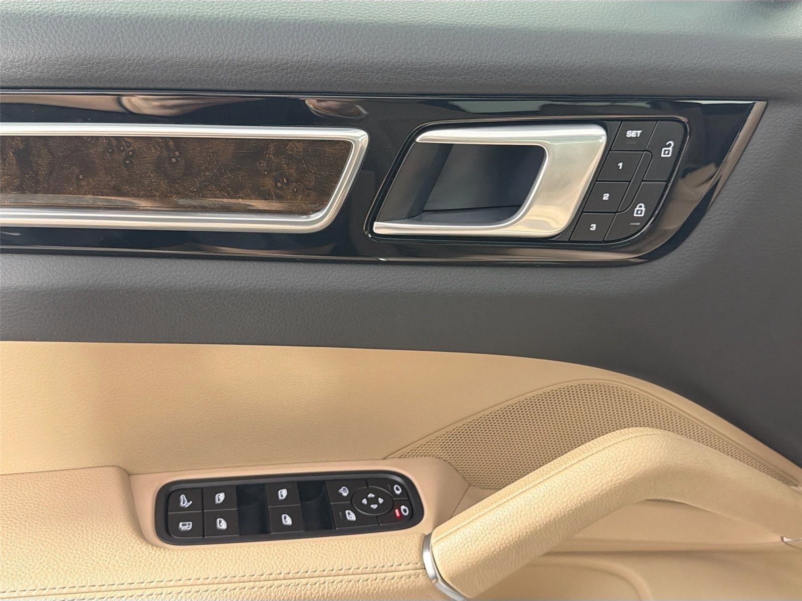 Certified 2022 Porsche Cayenne Platinum Edition AWD/4WD image 31
