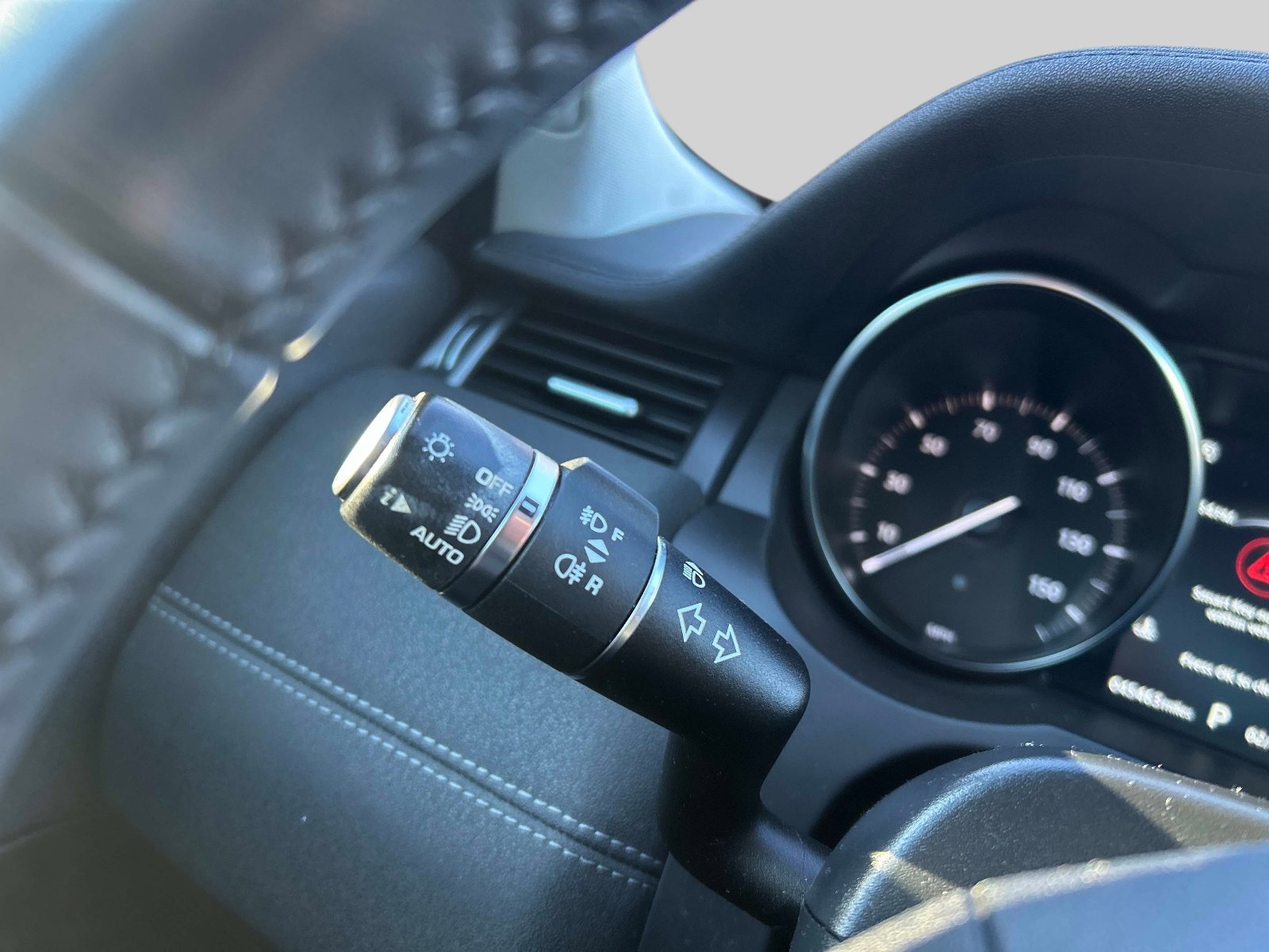 Used 2019 Land Rover Range Rover Evoque SE Premium image 27