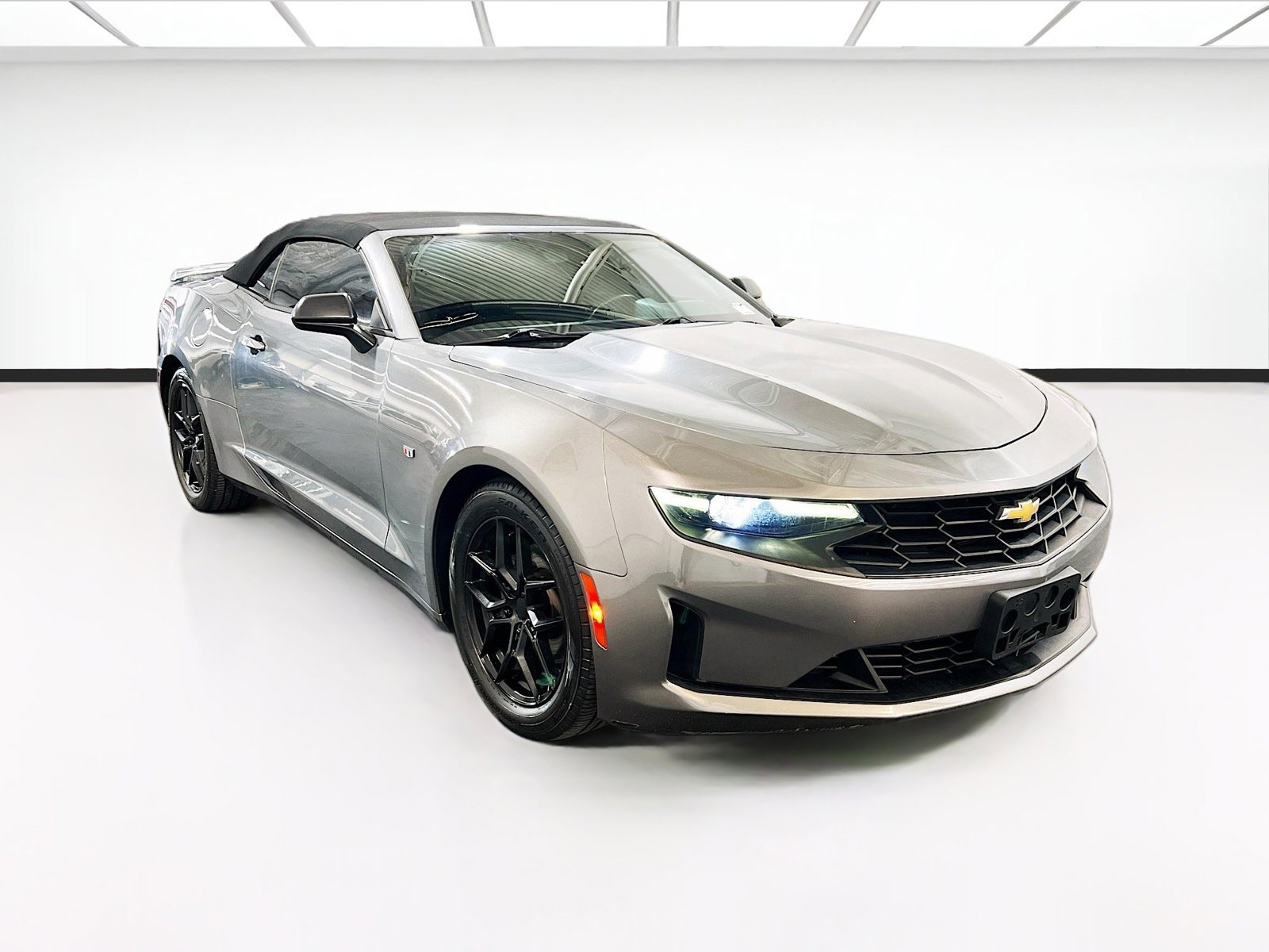Used 2020 Chevrolet Camaro LT RWD image 2