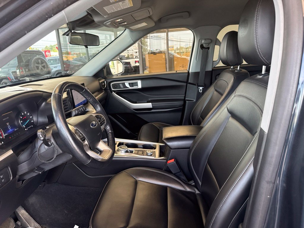 Used 2022 Ford Explorer XLT w/ Equipment Group 202A AWD/4WD image 11