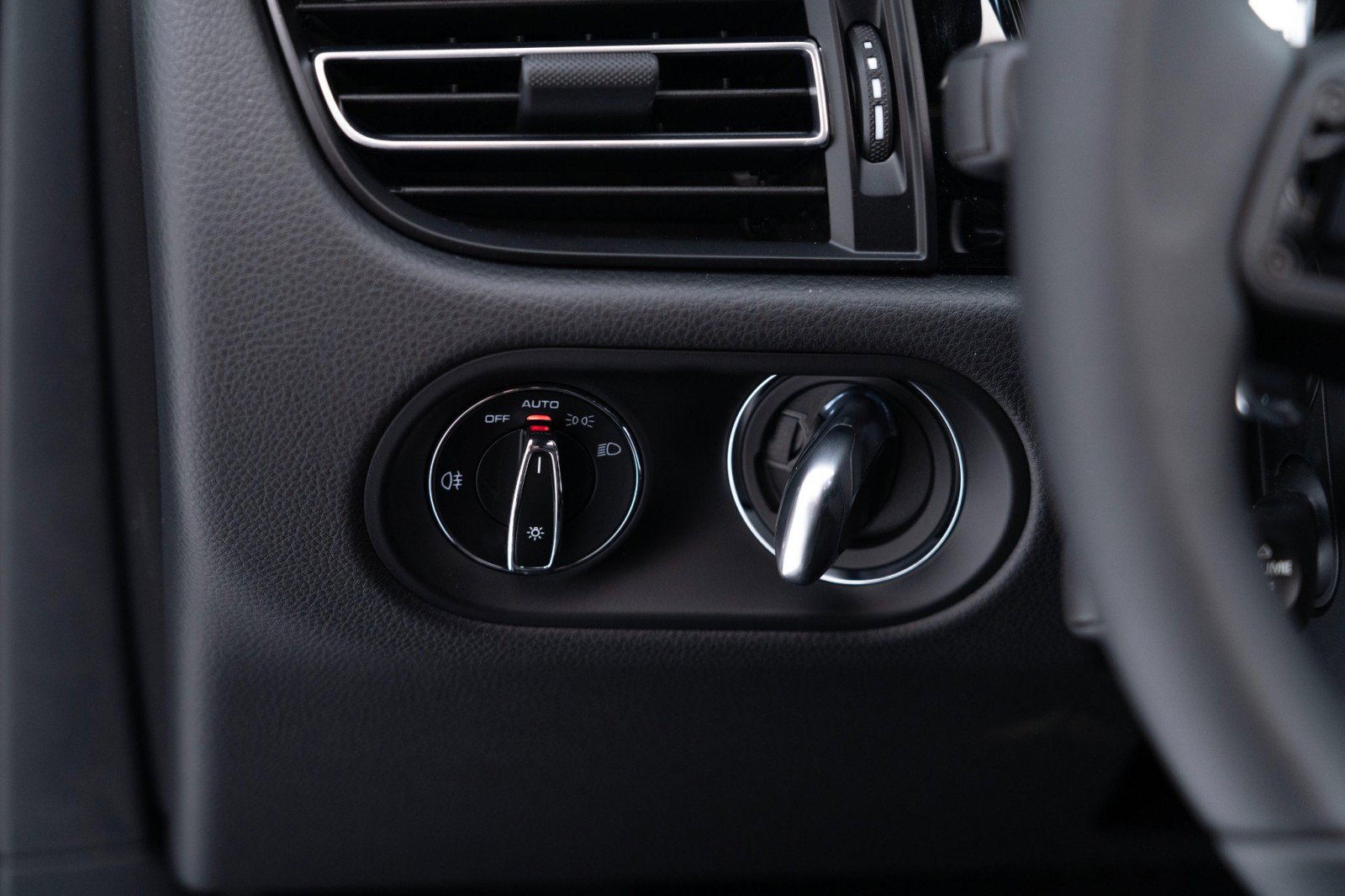 New 2025 Porsche Macan Turbo image 30