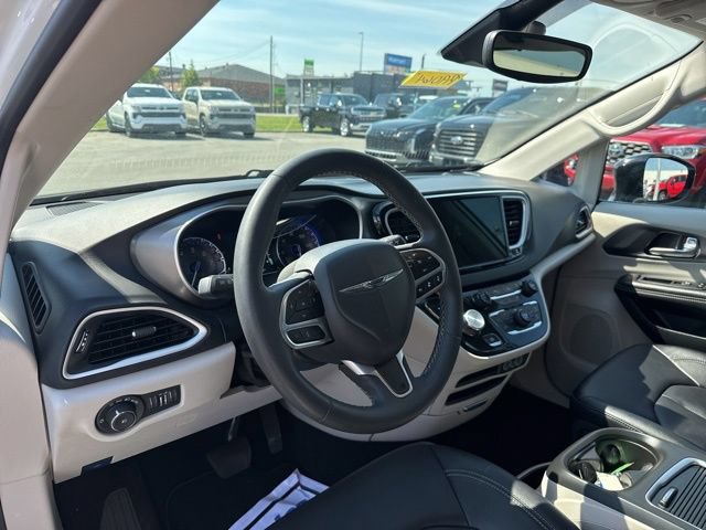Used 2024 Chrysler Pacifica Touring-L FWD image 11