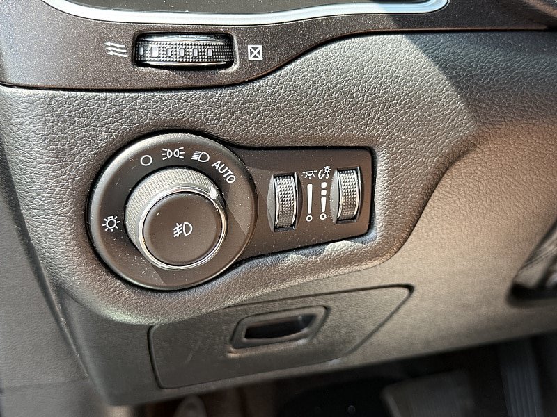 Used 2019 Jeep Cherokee Trailhawk w/ Cold Weather Group AWD/4WD image 18