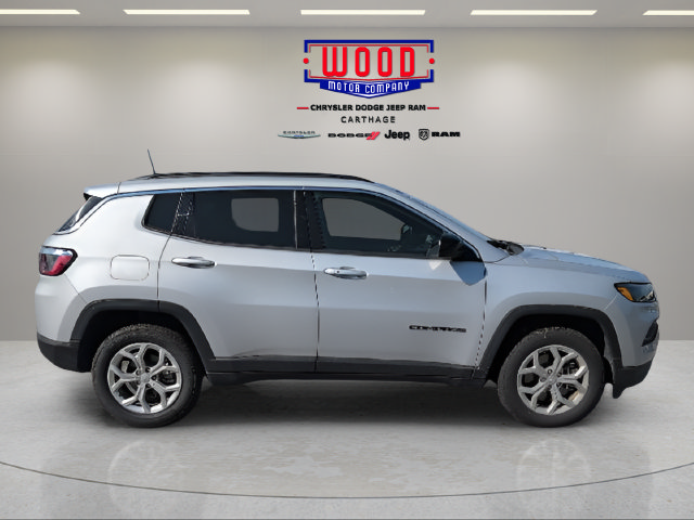 Used 2024 Jeep Compass Latitude AWD/4WD image 2