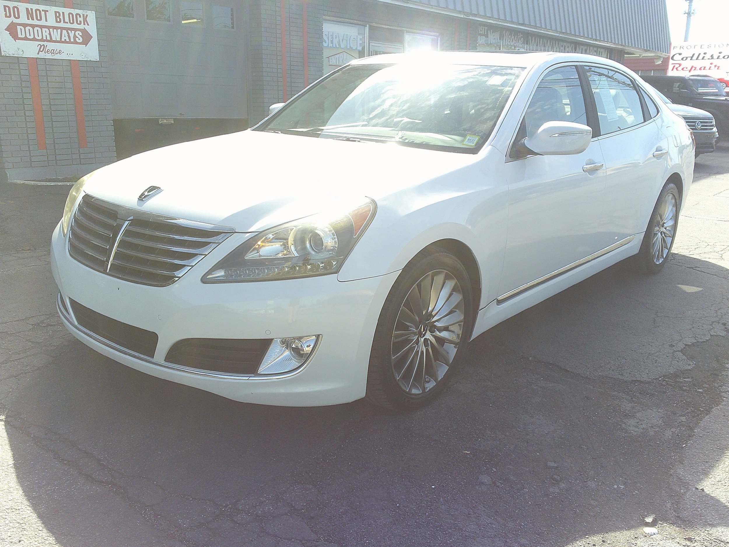 Used 2014 Hyundai Equus Signature RWD image 2