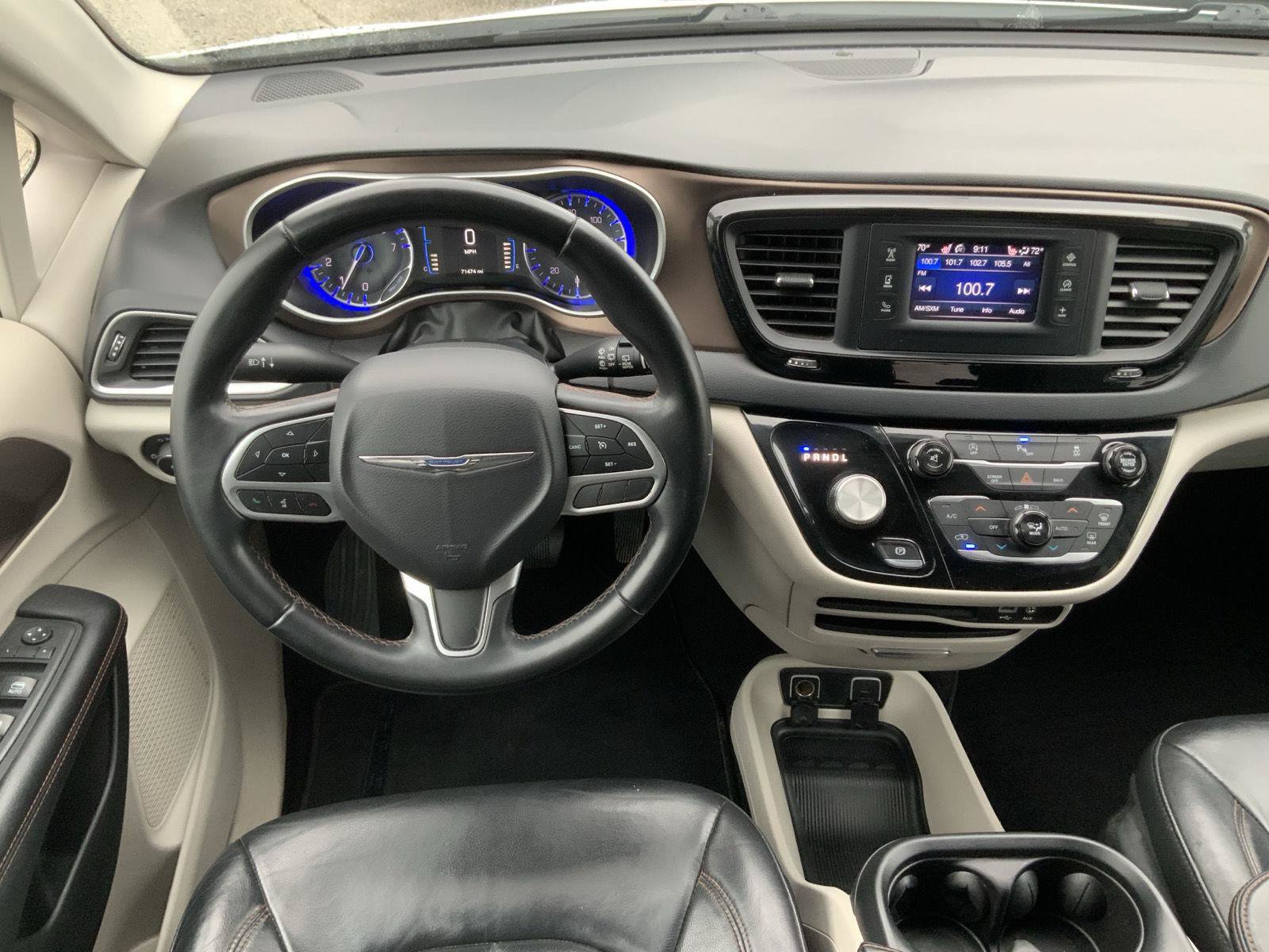 Used 2017 Chrysler Pacifica Touring-L FWD image 21