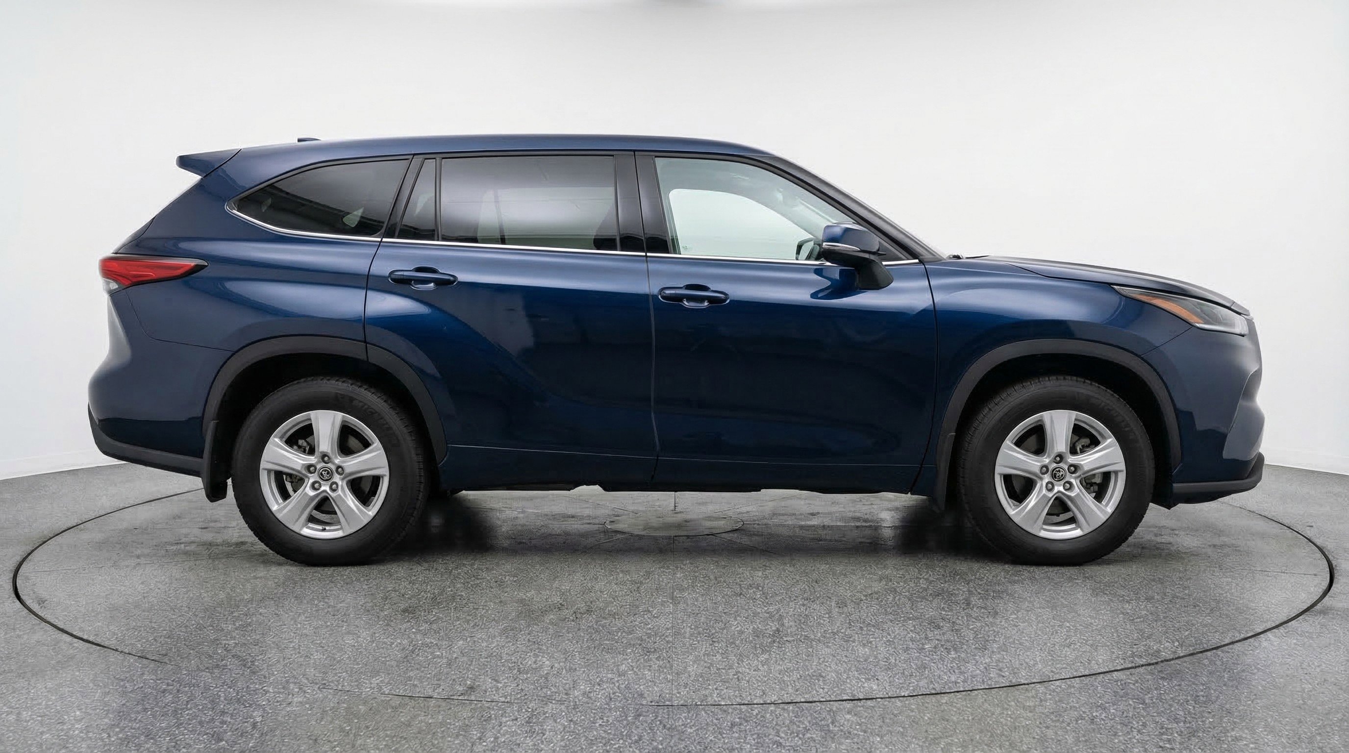 Used 2025 Toyota Highlander LE image 11