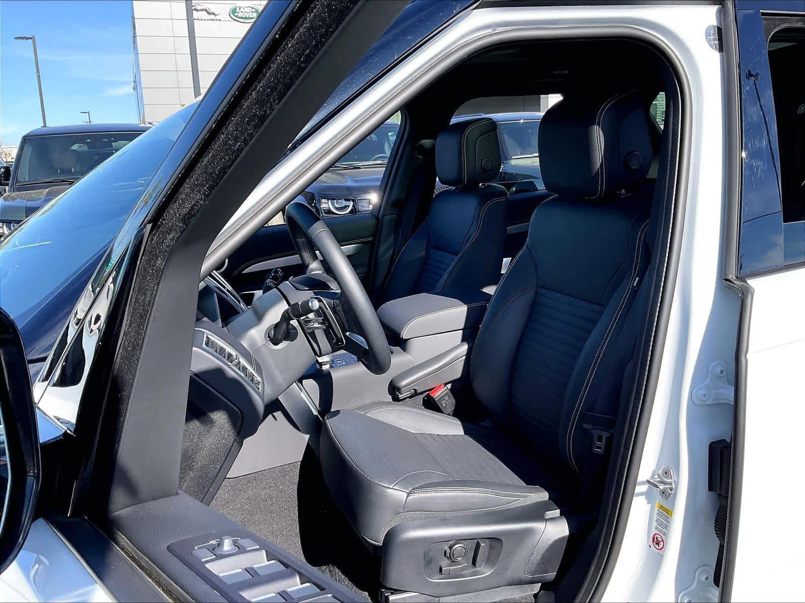 Used 2025 Land Rover Discovery Dynamic SE AWD/4WD image 27