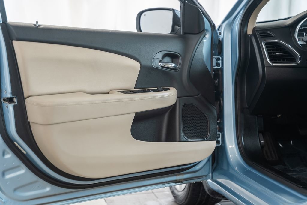 Used 2014 Chrysler 200 LX image 30