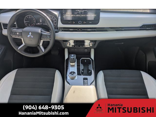 Used 2025 Mitsubishi Outlander SE image 16