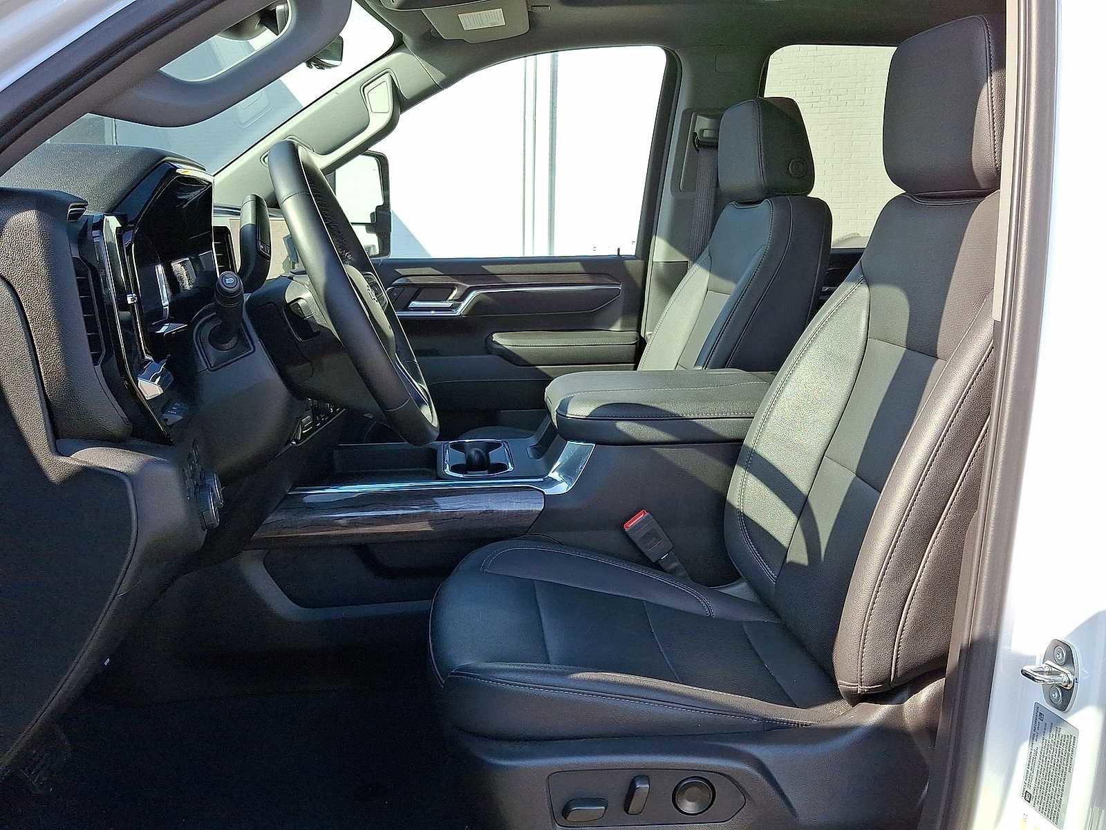 Used 2024 Chevrolet Silverado 3500 LTZ w/ LTZ Convenience Package image 26