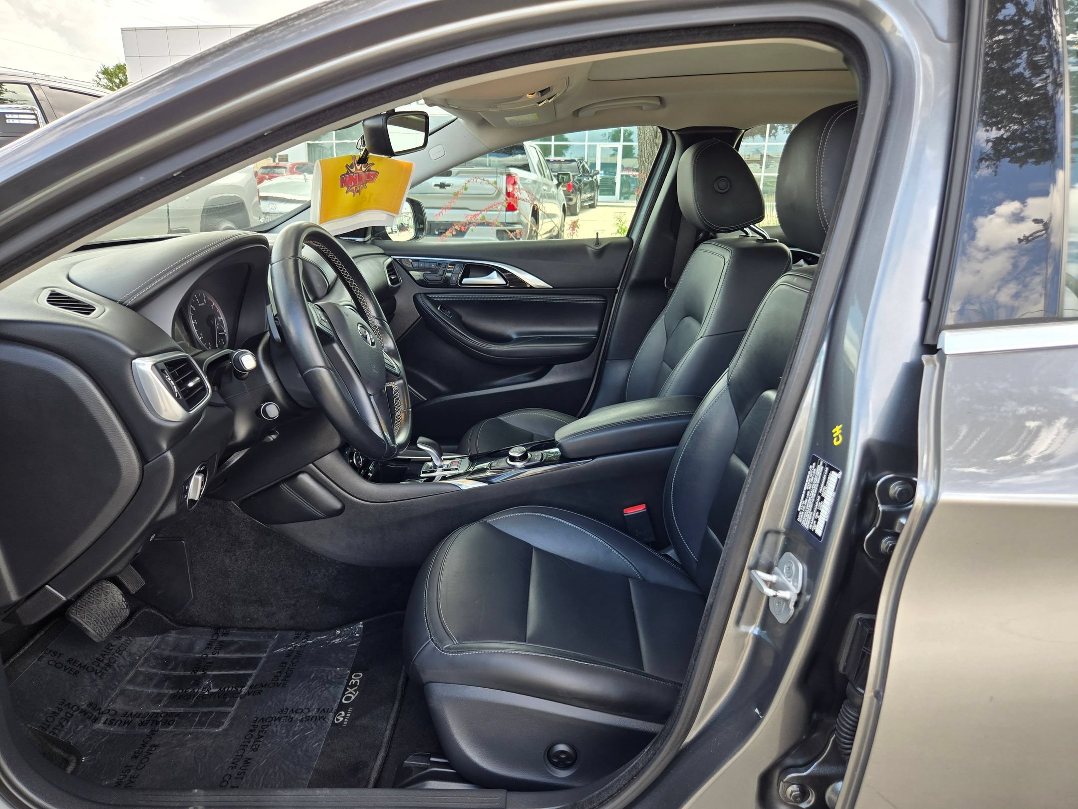 Used 2017 INFINITI QX30 Premium w/ Navigation Package FWD image 9