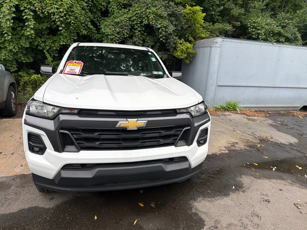 Used 2024 Chevrolet Colorado LT w/ LT Convenience Package II AWD/4WD image 2