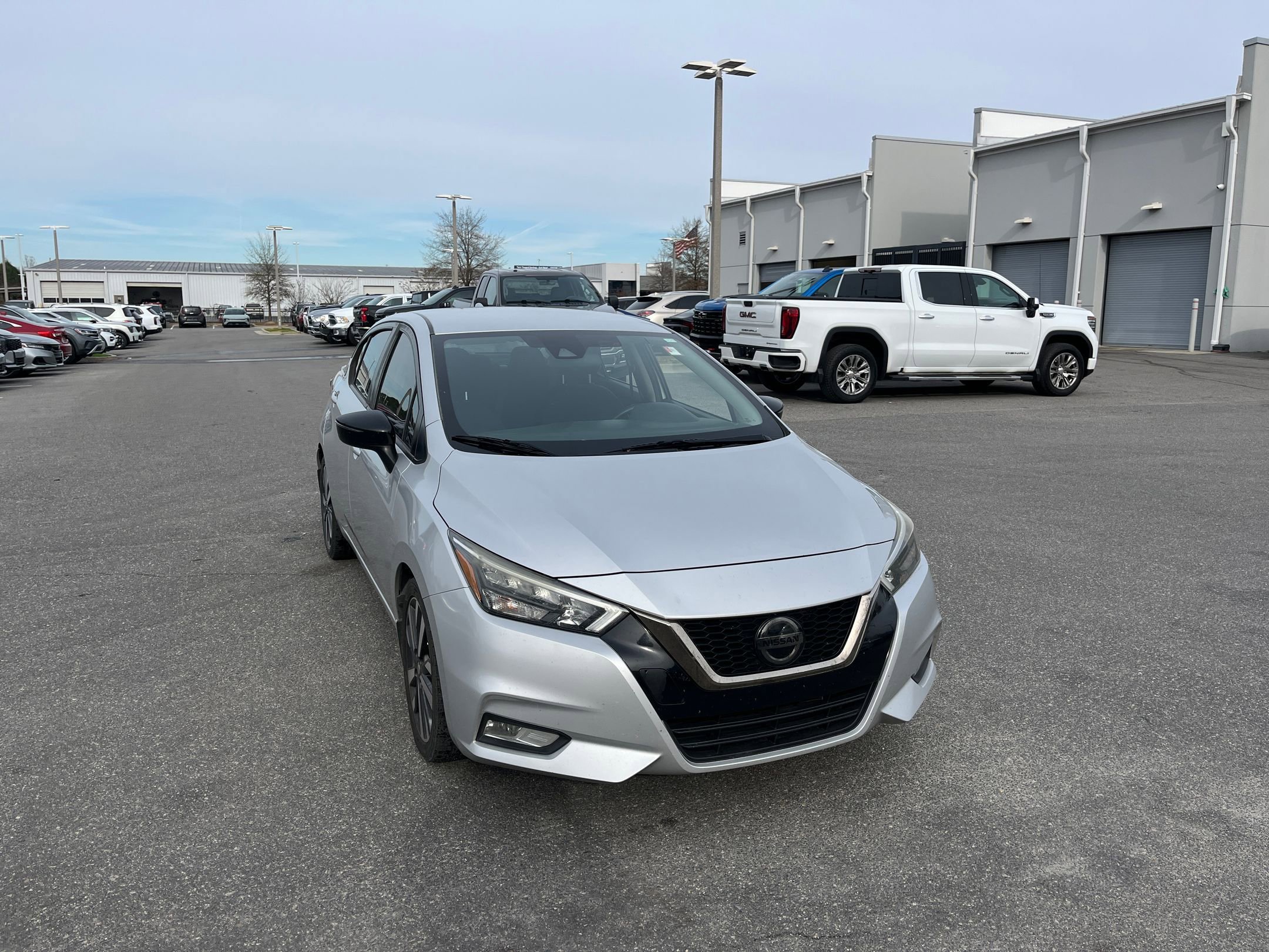 Used 2020 Nissan Versa SR image 2