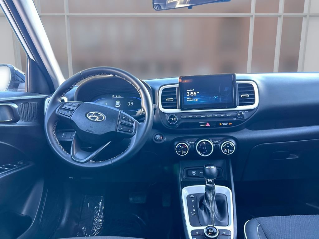 Used 2025 Hyundai Venue Limited image 16