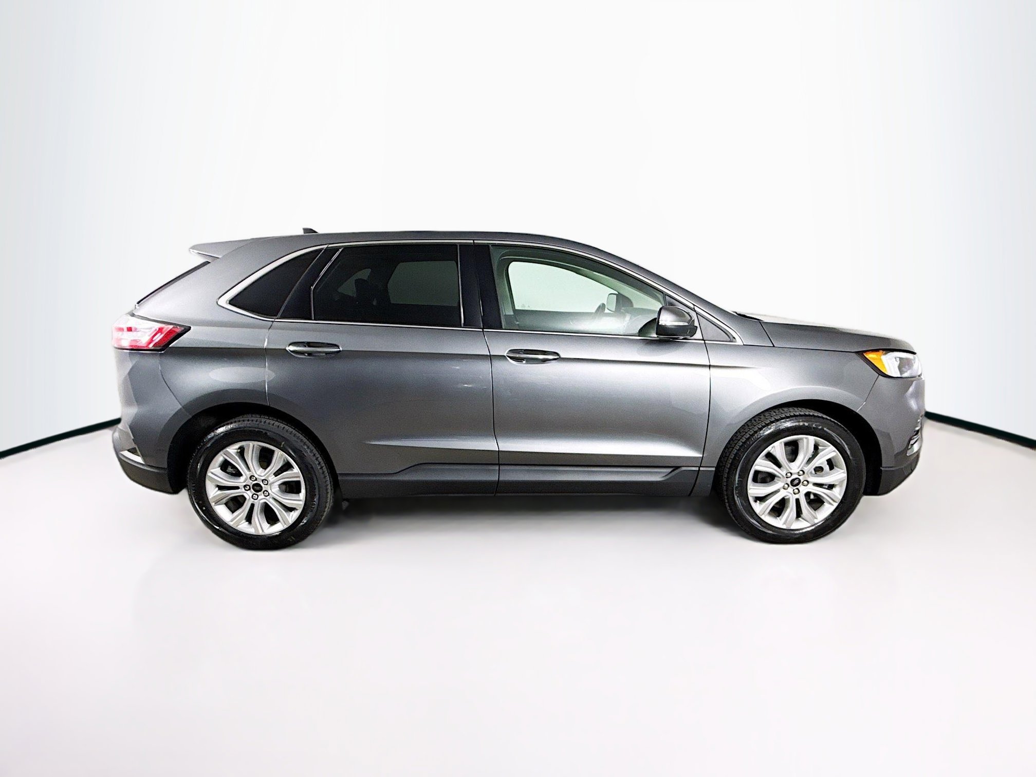 Used 2023 Ford Edge Titanium image 2