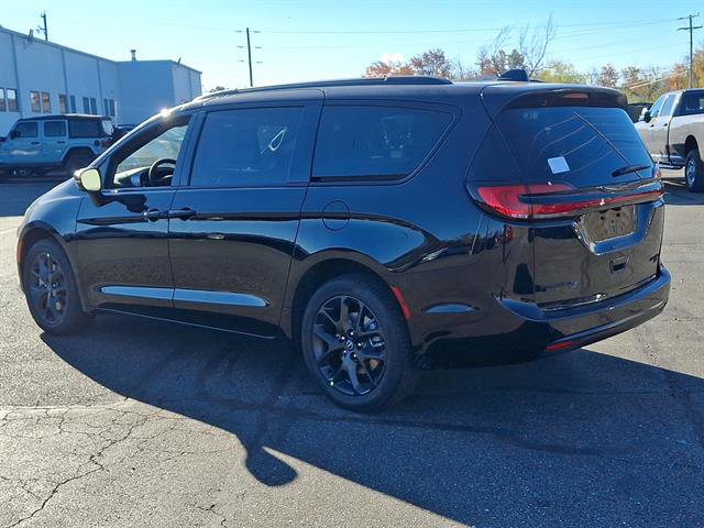 New 2026 Chrysler Pacifica Limited w/ S Appearance Package image 3