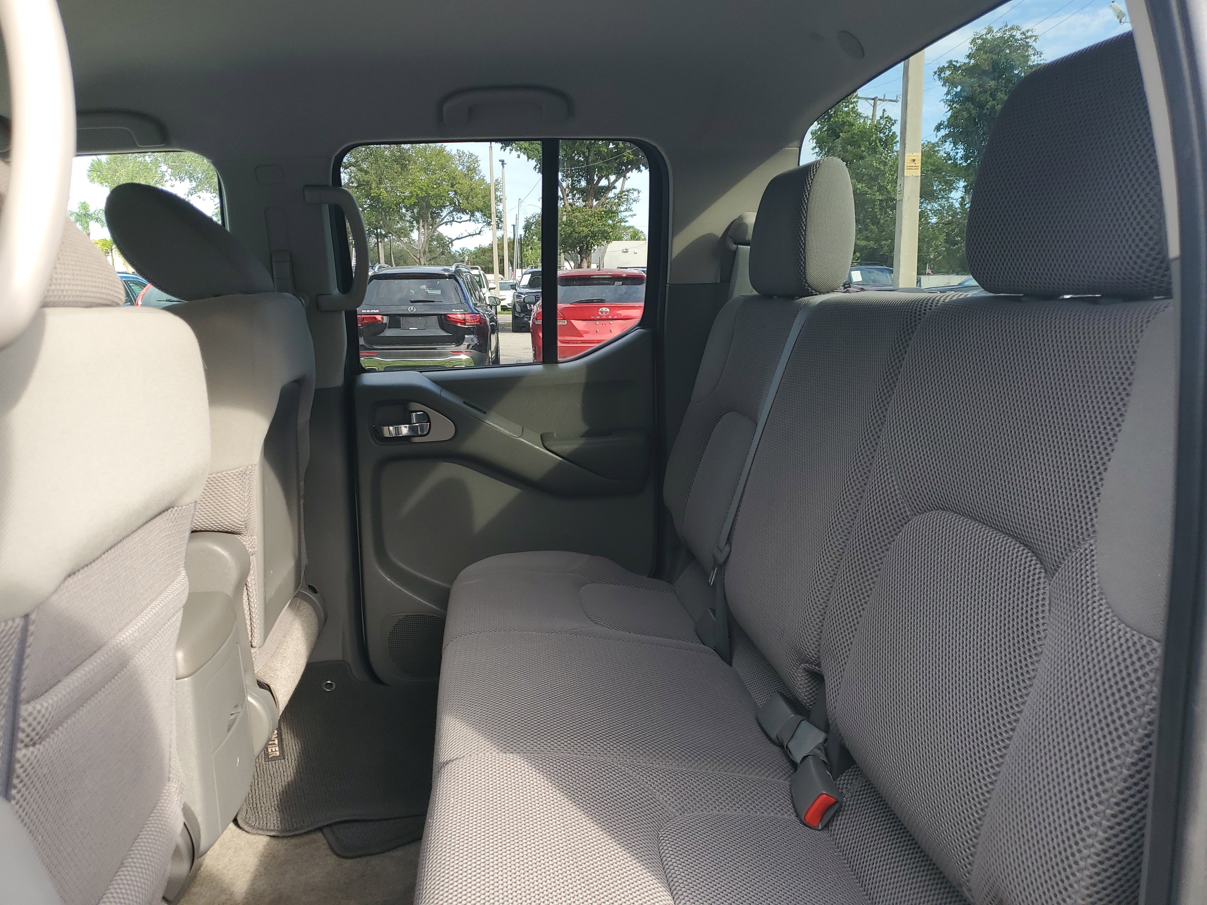 Used 2011 Nissan Frontier SV image 12