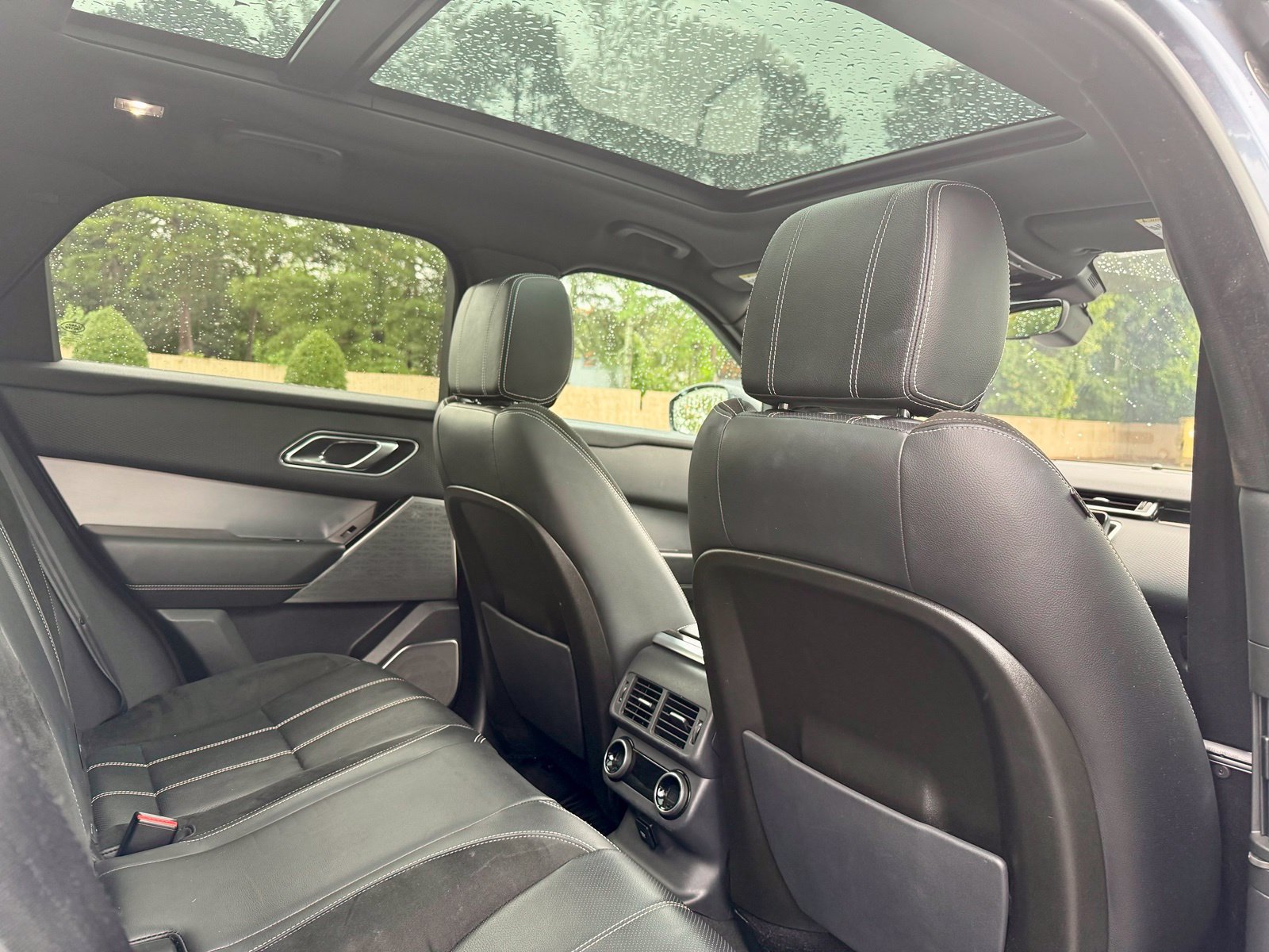 Used 2018 Land Rover Range Rover Velar R-Dynamic SE AWD/4WD image 14