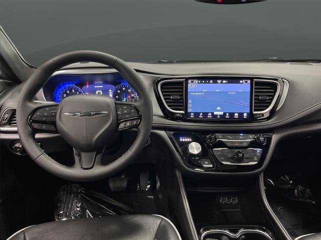Used 2025 Chrysler Pacifica Limited image 5