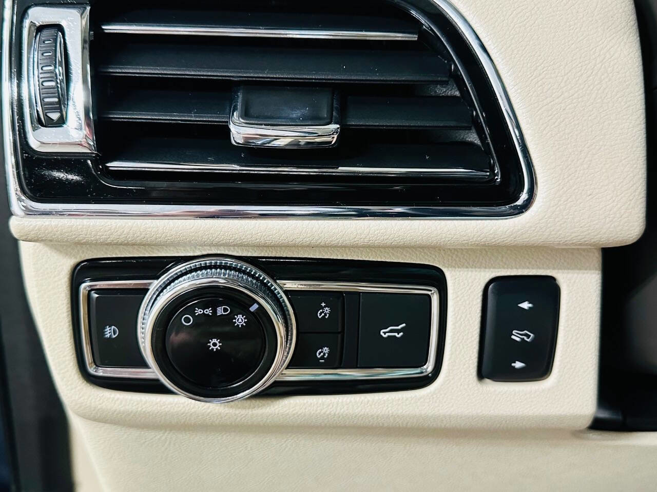Used 2019 Lincoln Navigator Reserve w/ Cargo Package AWD/4WD image 15