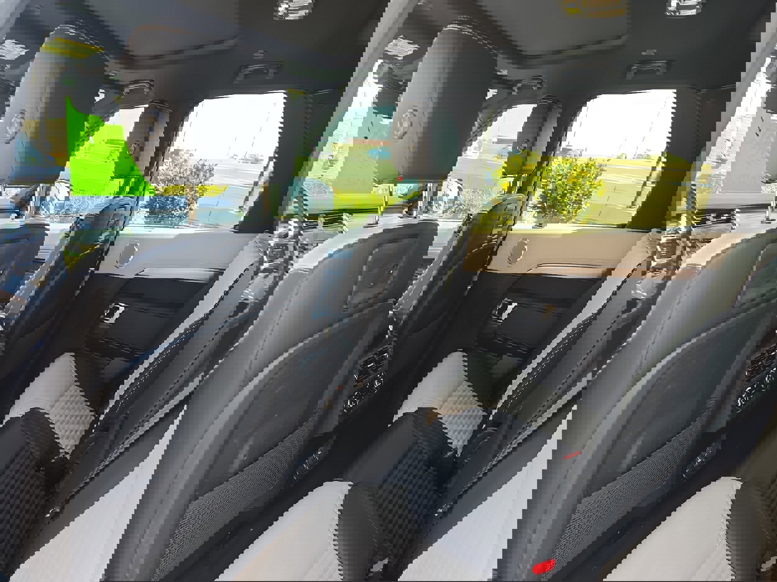 Used 2023 Land Rover Discovery S R-Dynamic image 13