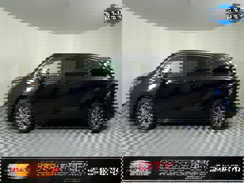 Used 2024 Toyota Sienna LE image 4