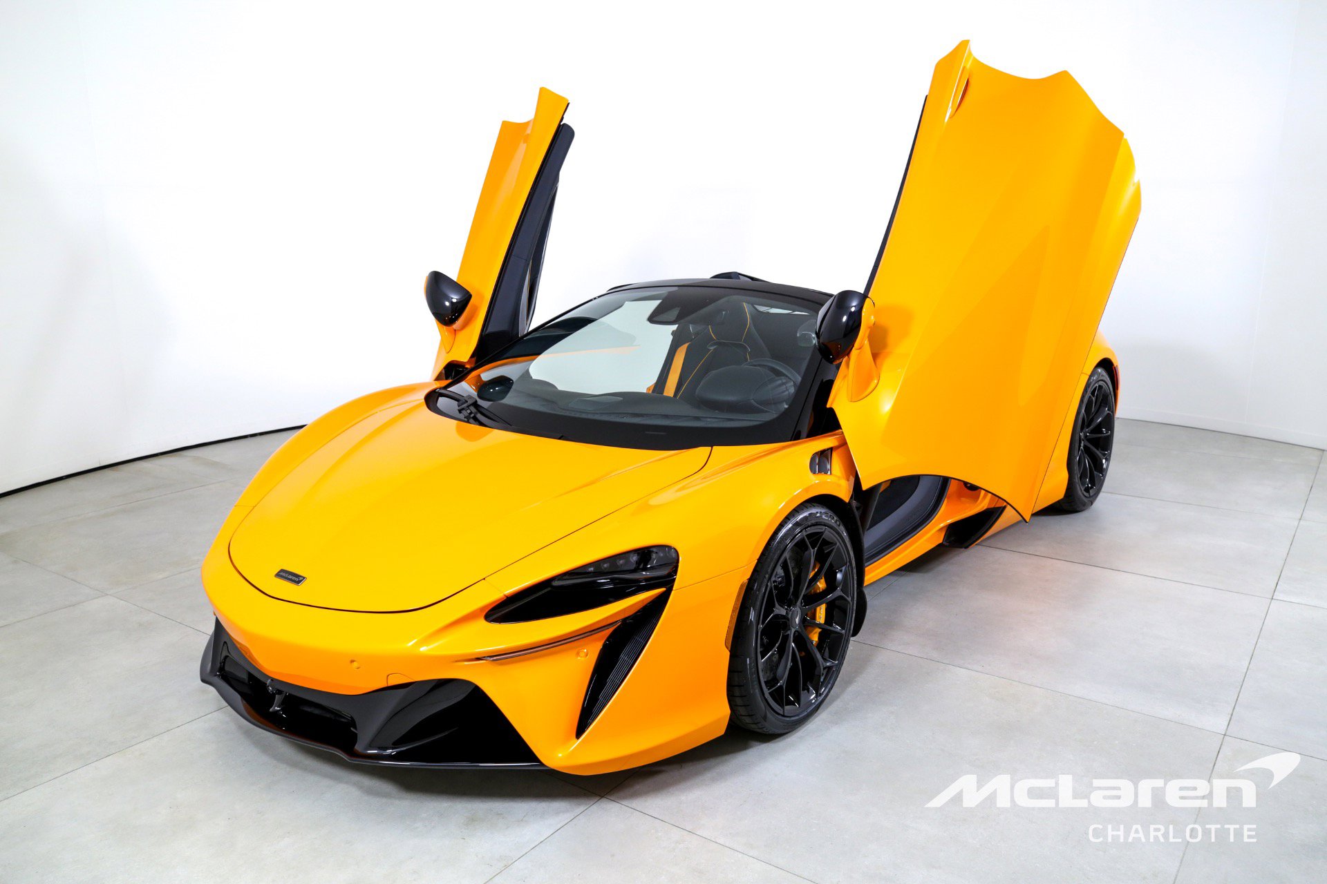 Used 2025 McLaren Artura Spider image 6