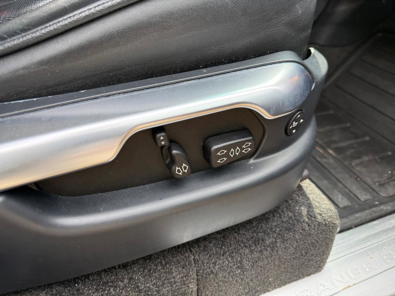 Used 2011 Land Rover Range Rover HSE image 27