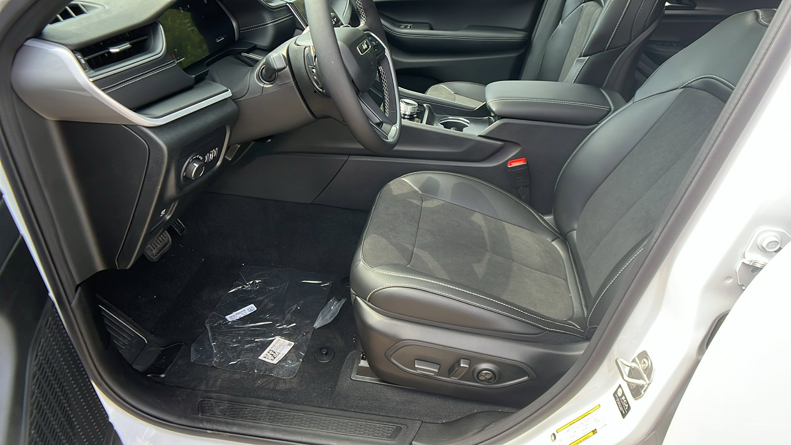 New 2025 Jeep Grand Cherokee L Altitude image 16