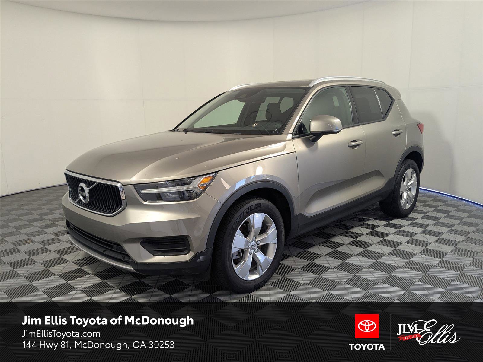 Used 2022 Volvo XC40 T5 Momentum image 1