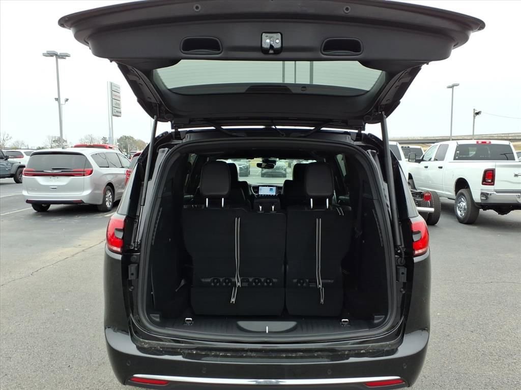 New 2026 Chrysler Pacifica Select image 5