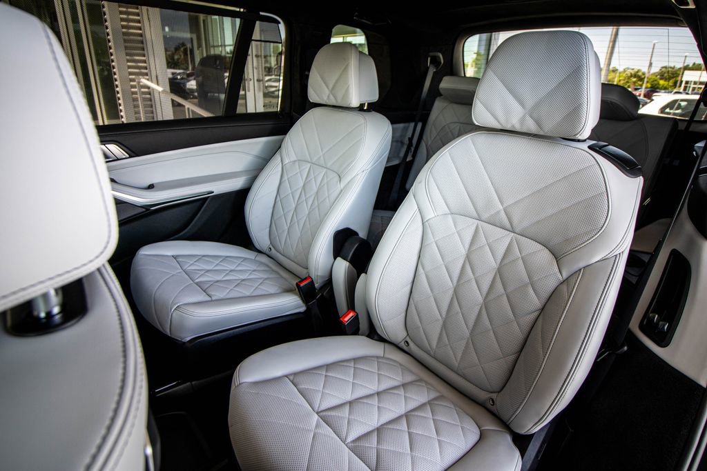 Used 2025 BMW X7 xDrive40i w/ M Sport Package AWD/4WD image 29