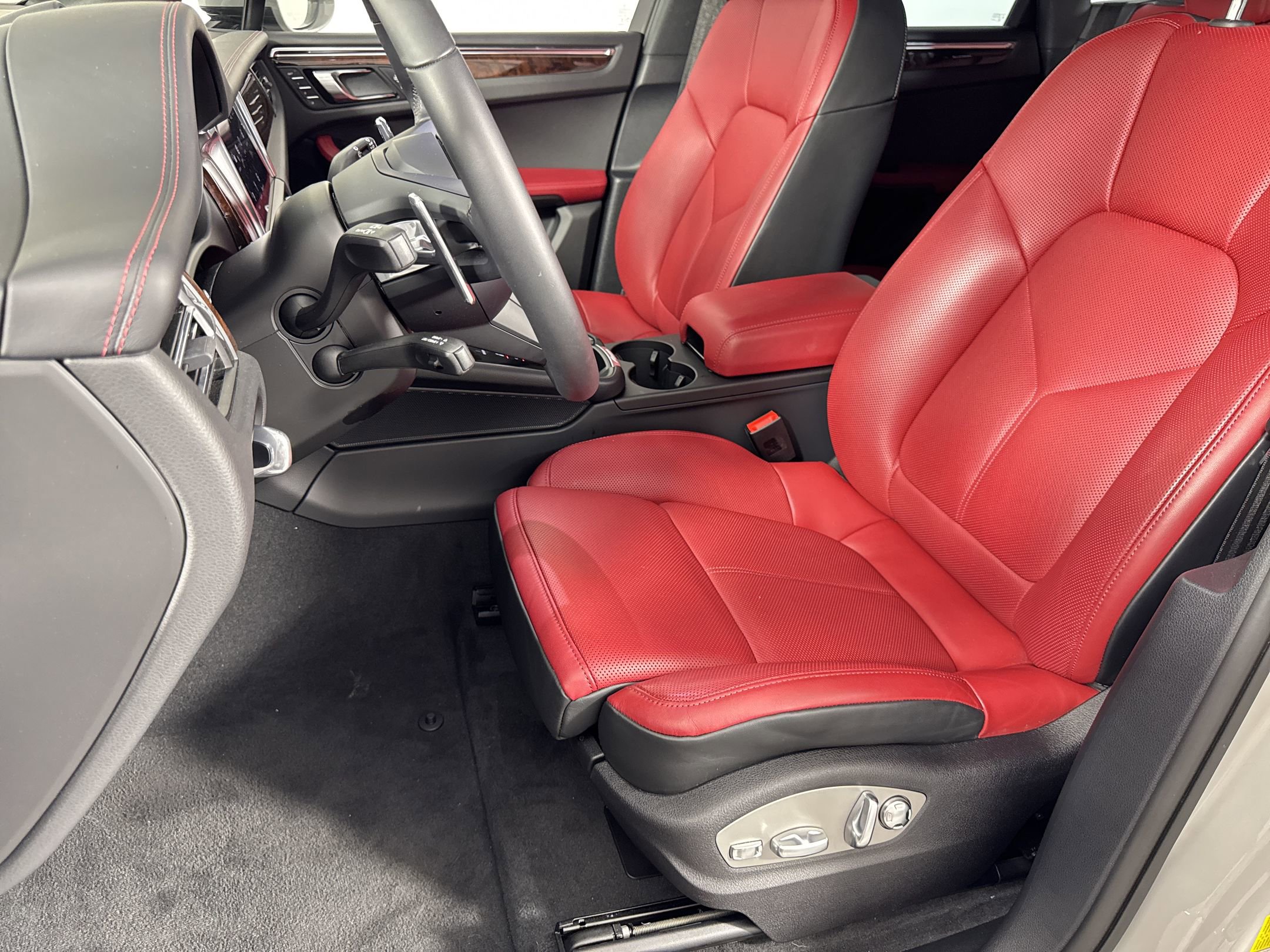 Certified 2025 Porsche Macan GTS image 5