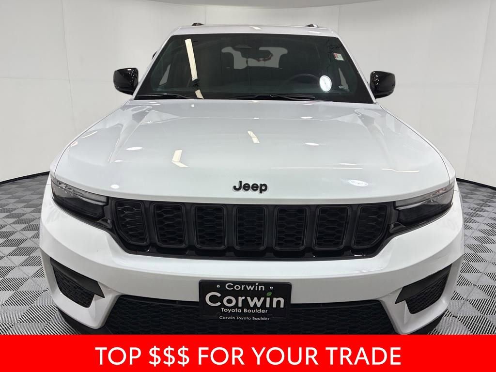 Used 2025 Jeep Grand Cherokee Altitude AWD/4WD image 2