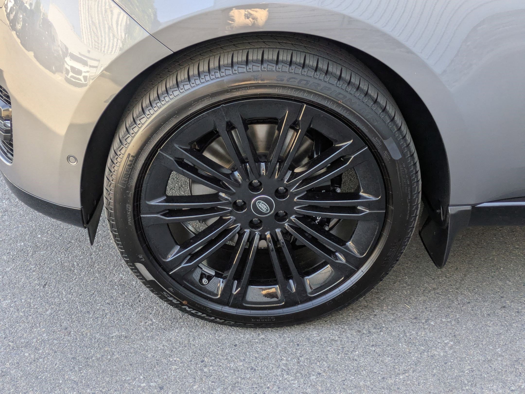 New 2025 Land Rover Range Rover Long Wheelbase SE image 11