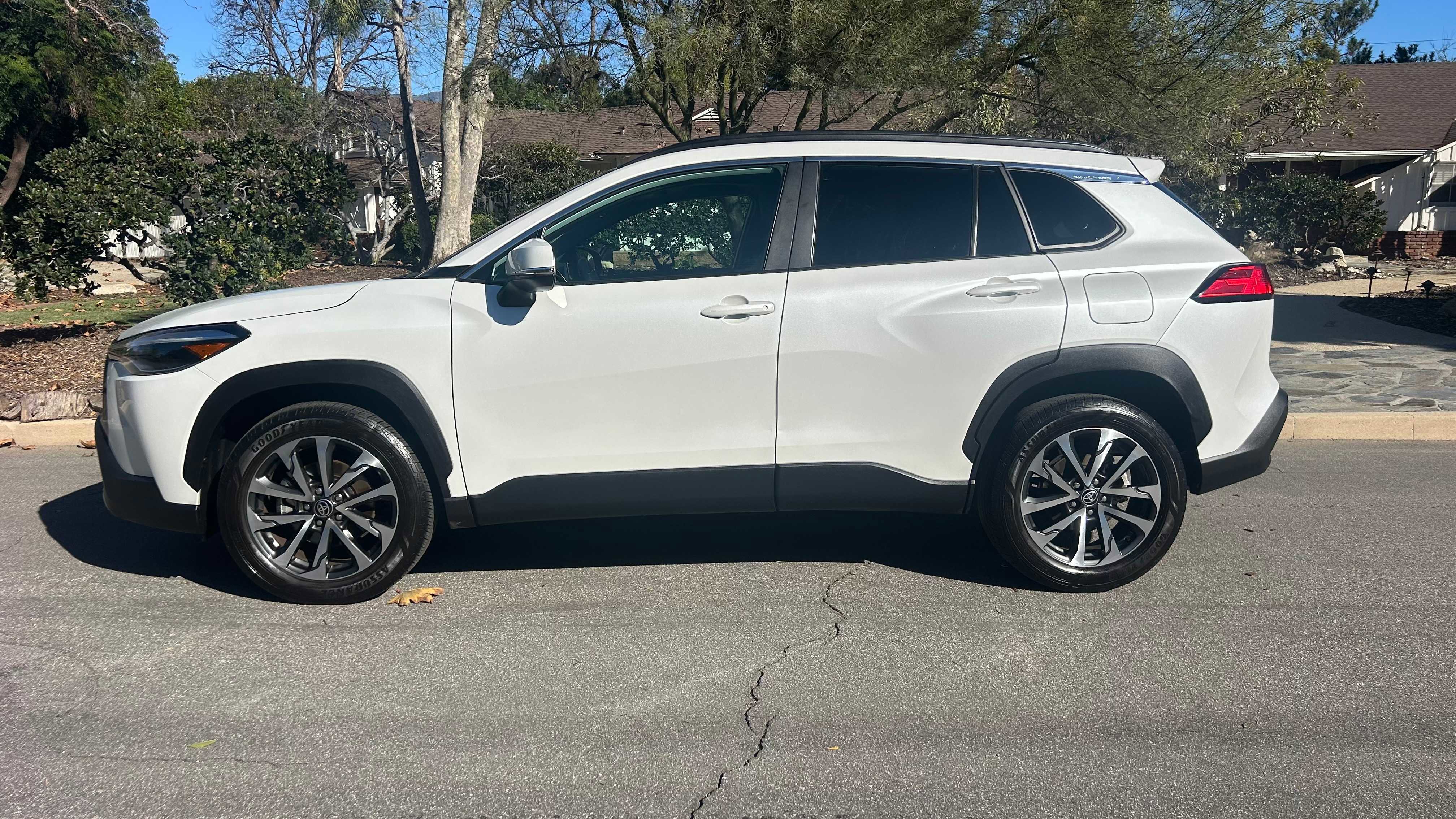 Used 2022 Toyota Corolla Cross XLE image 2