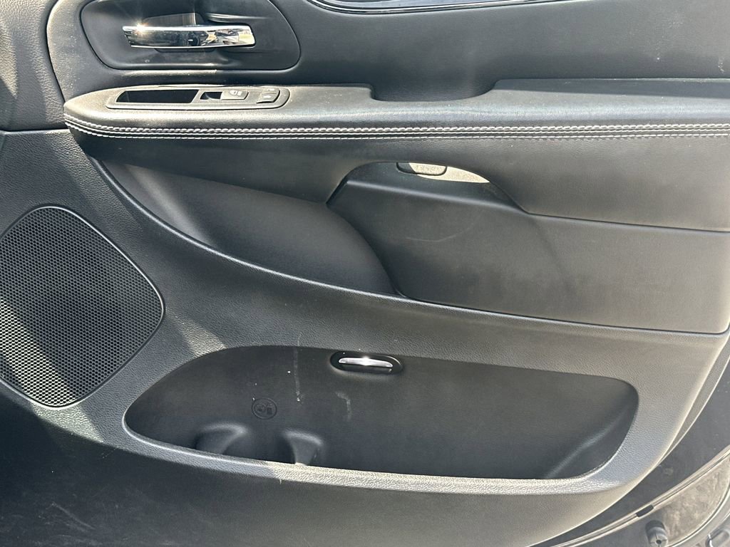 Used 2016 Dodge Grand Caravan SE FWD image 15