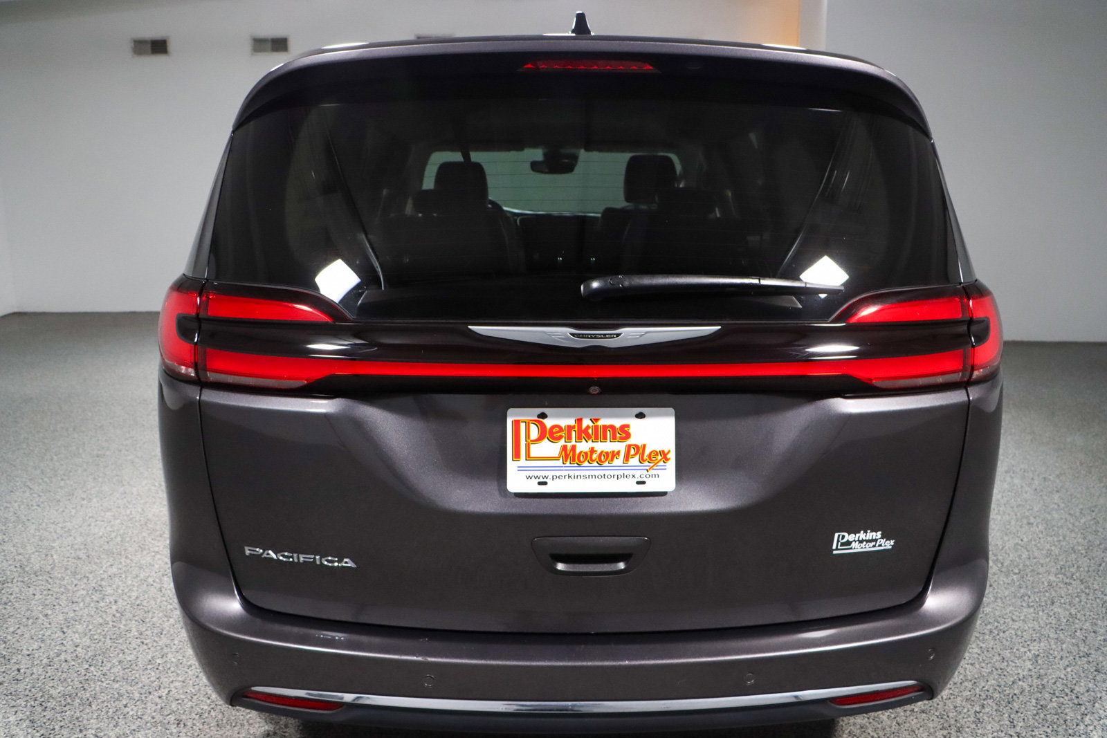 Used 2023 Chrysler Pacifica Touring-L image 8
